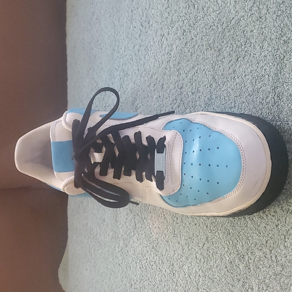 Custom painted Air Force 1's - Picture 3 of 8